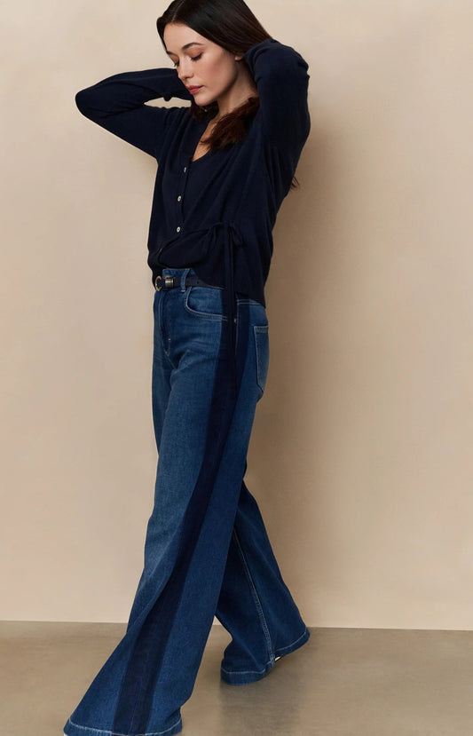 Jean taille haute avec empiècement, coupe large