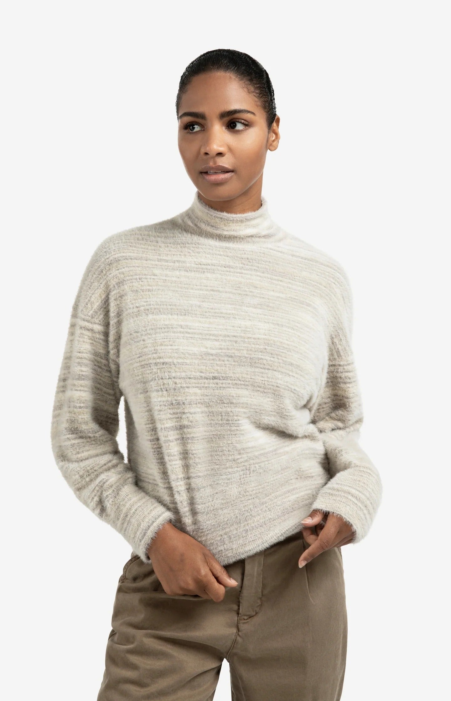 Pull molletonné col roulé avec un effet chiné à rayures