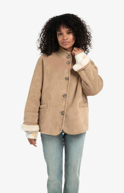 Manteau oversize en mouton retourné avec manches raglan