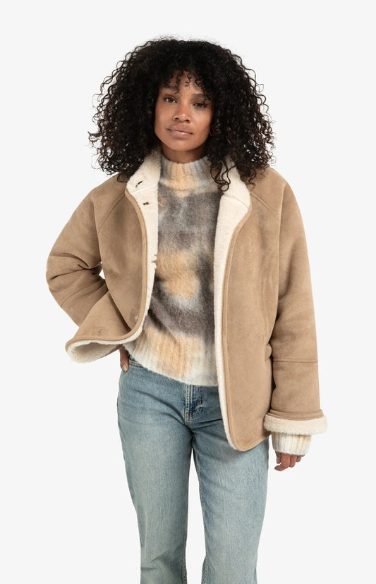 Manteau oversize en mouton retourné avec manches raglan