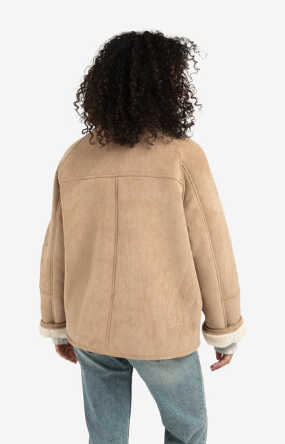 Manteau oversize en mouton retourné avec manches raglan