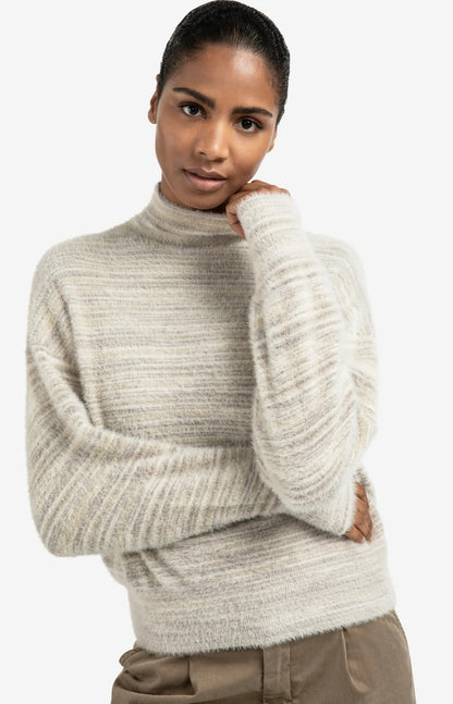 Pull molletonné col roulé avec un effet chiné à rayures