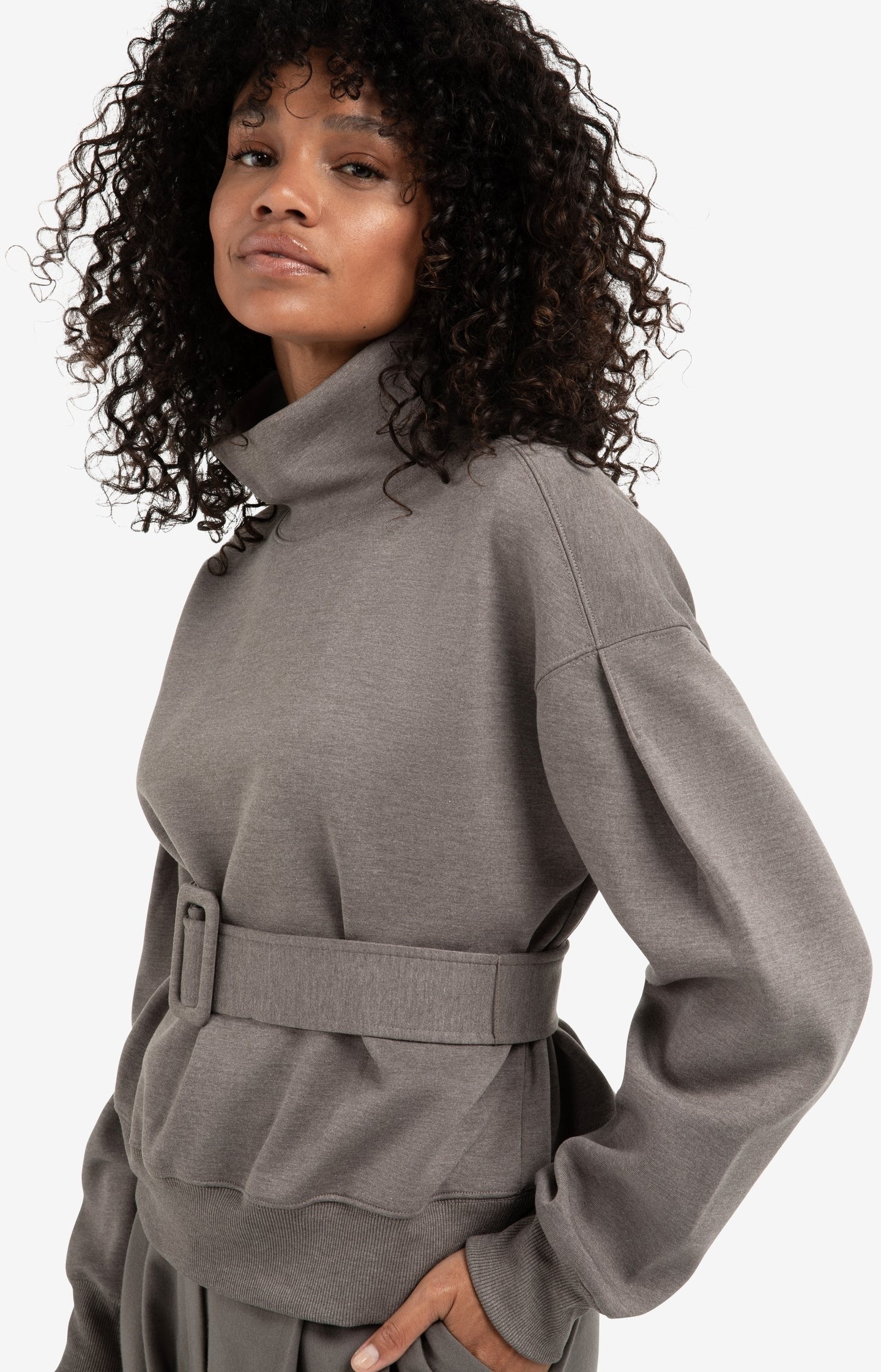 Sweat à col montant ceinture assortie et manches plissées