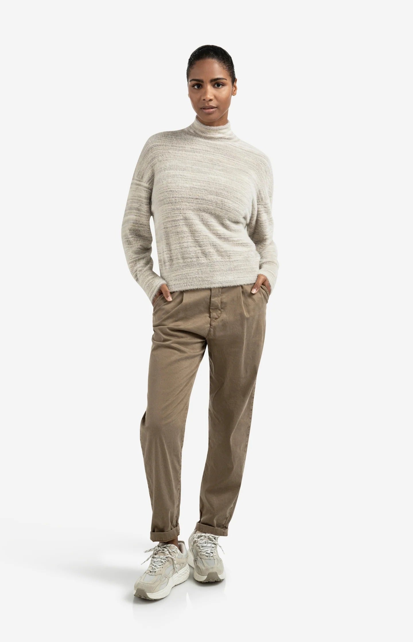 Pull molletonné col roulé avec un effet chiné à rayures