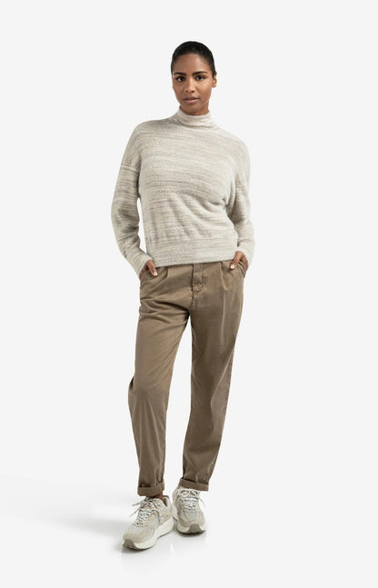 Pull molletonné col roulé avec un effet chiné à rayures