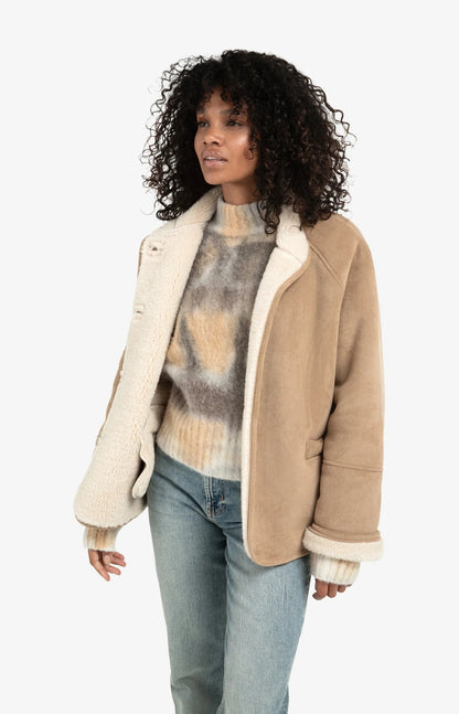 Manteau oversize en mouton retourné avec manches raglan