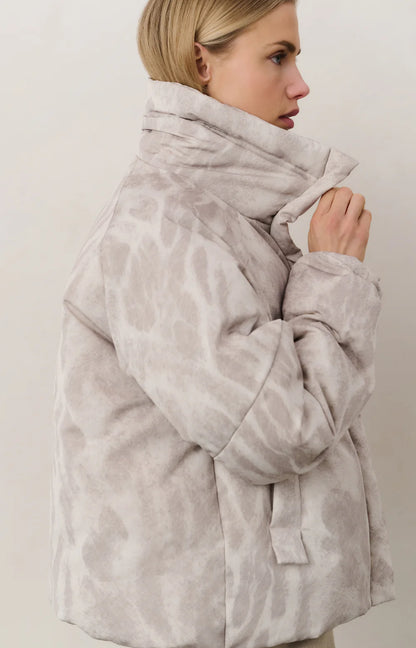 Veste matelassée entièrement recouverte d'un motif abstrait