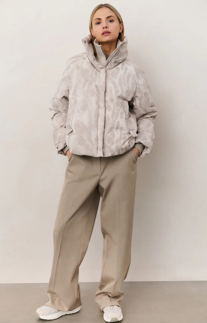 Veste matelassée entièrement recouverte d'un motif abstrait