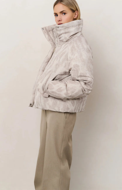 Veste matelassée entièrement recouverte d'un motif abstrait