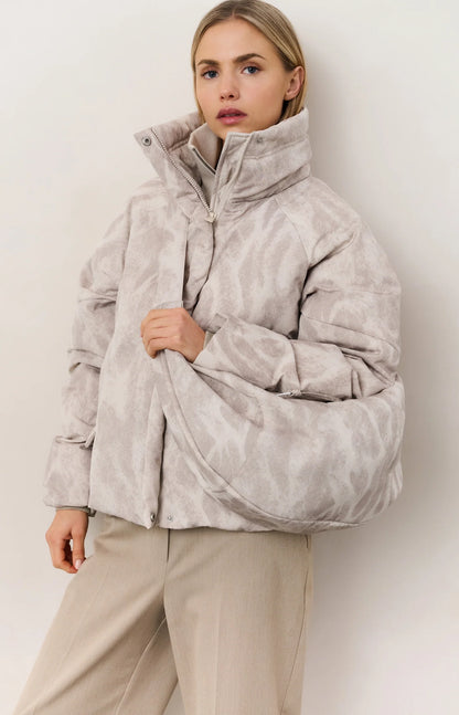 Veste matelassée entièrement recouverte d'un motif abstrait